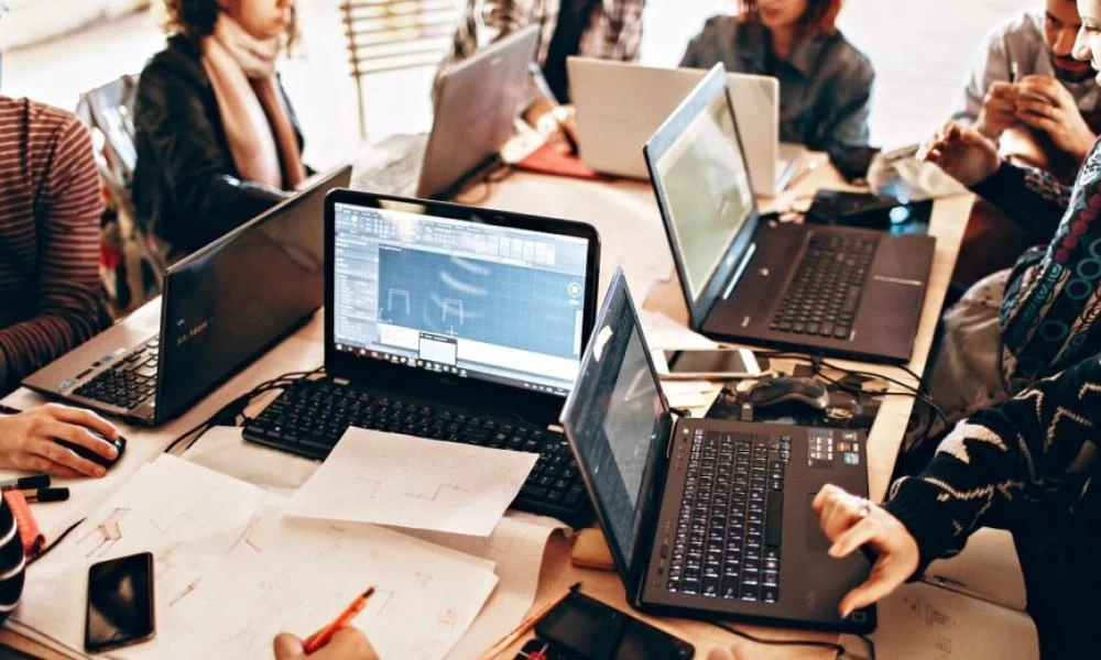 Εργασιακά: Έρχεται η 4ημερη απασχόληση με ψηφιακή κάρτα